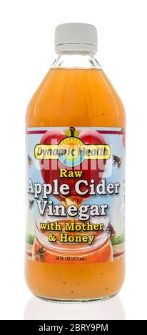 Winneconne, WI - 15. Mai 2020: Eine Flasche Dynamic Health Apfelessig mit Mutter und Honig auf einem isolierten Hintergrund Stockfoto