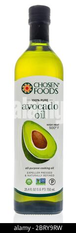Winneconne, WI - 15 May 2020: Eine Flasche von Chosen Foods Avocado Öl Kochen auf einem isolierten Hintergrund Stockfoto