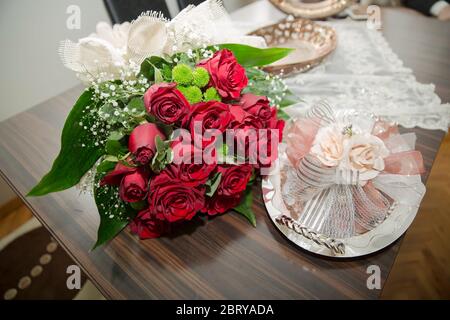 Luxus-Bouquet aus roten Rosen auf Holztisch Stockfoto