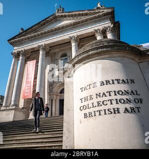 Das Tate Britain Museum und die Galerie in Millbank, Westminster, mit einem einsamen Besucher, der nach einem Besuch die Treppe hinuntersteigt. Stockfoto