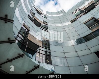 BBC Broadcasting House Milchglas façade, Portland Place und Langham Place, London, Großbritannien. Stockfoto