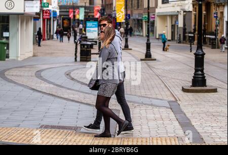 Dundee, Tayside, Schottland, Großbritannien. Mai 2020. UK Wetter: Sehr windig heute mit einigen hellen und sonnigen Zauber in Dundee, Schottland, maximale Temperatur 15 Grad Die schottische Regierung hat einigen wichtigen Geschäften im Stadtzentrum erlaubt, nur für Schlüsselarbeiter und wichtige Käufer offen zu bleiben, aber muss soziale Distanz zueinander während der Covid-19-Sperre beibehalten. Das stürzende kühle Wetter hat auch die Anzahl der Menschen im Stadtzentrum von Dundee reduziert. Quelle: Dundee Photographics/Alamy Live News Stockfoto