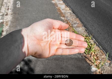 Alte schmutzige Münze gefunden. In der Hand. Kapstadt in Südafrika. Stockfoto