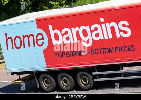 Startseite Schnäppchen; Spedition Lieferwagen, LKW, Transport, LKW, Frachtführer, Fahrzeug, europäischen gewerblichen Transport, Industrie, M6 in Manchester, Großbritannien Stockfoto