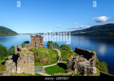 Urquhart Castle am Ufer des Loch Ness auf einem Schöner Tag Stockfoto