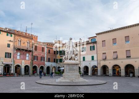 Grosseto, Toskana, Italien - April 2018: Das Denkmal für Großherzog Leopold II von Lothringen, auch bekannt als Canapone, ist ein Denkmal auf der Piazza Dan Stockfoto