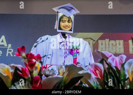 Manila. Mai 2020. Das Bild eines Schülers wird auf einem Tablet am Roboter während einer "Cyber-Graduierung"-Zeremonie an einer High School in Manila, Philippinen am 22. Mai 2020 gesehen. Rund 179 Studenten nahmen an der "Cyber-Graduation"-Zeremonie mittels Robotern und Social Media Teil, da das Verbot von Massenversammlungen auf den Philippinen noch immer umgesetzt wird, um die Verbreitung von COVID-19 zu verhindern. Quelle: Rouelle Umali/Xinhua/Alamy Live News Stockfoto