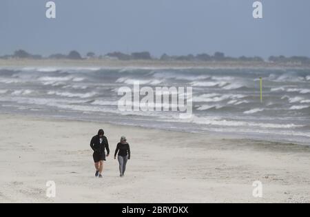 Menschen laufen am Dollymount Strand in Dublin. Stockfoto