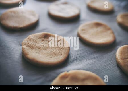 Runde Stücke von Shortbread Teig für die Herstellung von Cookies oder Lebkuchen Stockfoto