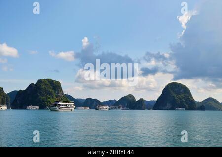 Boote in Halong Bay, Vietnam Stockfoto