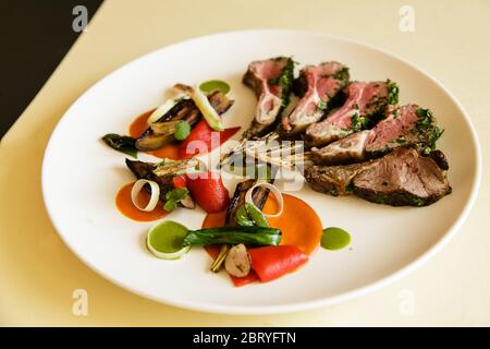 Racks mit Lamm auf Platte, über Hintergrund isoliert Stockfoto