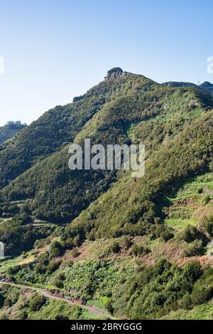 Panoramablick auf die Anaga-Berge - Wandern auf Teneras, Spanien Stockfoto