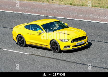 2018 Gelb Ford Mustang Shadow Edition; Fahrzeug Verkehr bewegende Fahrzeuge, Autos fahren Fahrzeug auf UK Straßen, Motoren, Autofahren auf der Autobahn M6 Autobahn Stockfoto