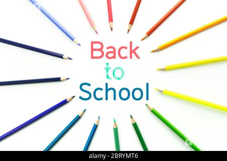 Helle, schöne Buntstifte. Buntstifte im Rahmen des Kreises isoliert auf weißem Hintergrund und Text Back to School. Stockfoto