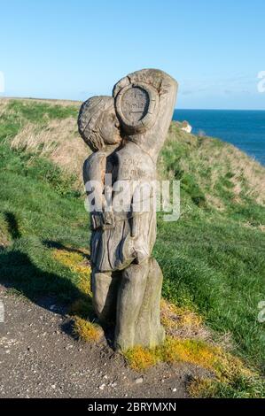 Geschnitzte Holzmarkierung auf dem Küstenpfad nahe der Nordlandung, Flamborough Head, East Yorkshire Stockfoto