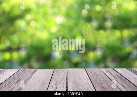 Alte Holzplanke mit verschwommenem Grün Hintergrund. Stockfoto