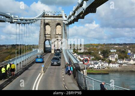 Blick über die Menai Hängebrücke vom ehemaligen Brückenhaus, wo die Ketten eintreten Stockfoto