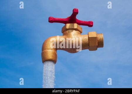 Brunnen, gegen den blauen Himmel, stilisiert wie ein Wasserhahn mit fließendem Wasser. Das Konzept der globalen Sauberkeit und Hygiene. Kopierraum Stockfoto