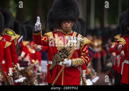 Mai 2017. Die Massed Guards Band und die Truppen marschieren von der Horse Guards Parade zurück zu Wellington Barracks, nachdem sie für Trooping the Color geprobt haben Stockfoto