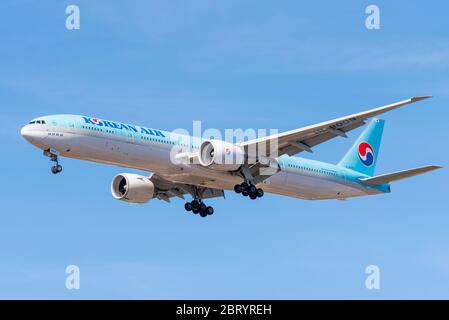 Korean Air Lines Boeing 777 Jet Airliner Flugzeug Landung auf dem Flughafen London Heathrow über Cranford, London, Großbritannien während COVID-19 Sperrung. Großgehäuse Stockfoto