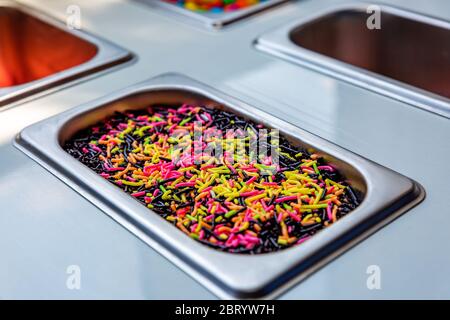 Bunte Süßigkeiten in Eis Counter.Schokolade Süßigkeiten Hintergrund Stockfoto