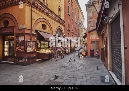 Bologna, Italien - Mai 21 2020:zentraler Bereich der mittelalterlichen Stadt, genannt das Viereck, wo Sie viele Lebensmittelgeschäfte in den engen Gassen finden können Stockfoto