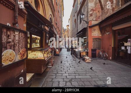 Bologna, Italien - Mai 21 2020:zentraler Bereich der mittelalterlichen Stadt, genannt das Viereck, wo Sie viele Lebensmittelgeschäfte in den engen Gassen finden können Stockfoto