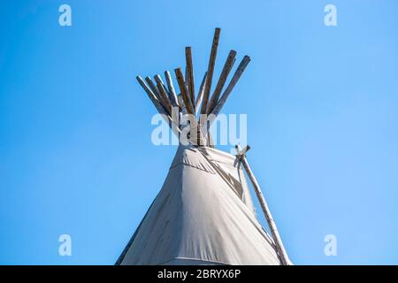 Spitze der nativen amerikanischen Wigwam Zelt Lodge oder Tipi Zelt vor klarem blauen Himmel Hintergrund. Stockfoto