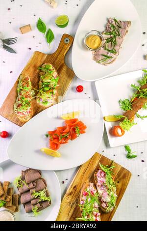 Verpflegung, viele kalte Snacks auf dem Tisch Stockfoto