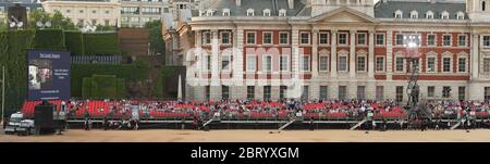 Juni 2016. Panoramablick auf das am Abend schlagende Militärkonzert von Retreat in der Horse Guards Parade, London, Großbritannien Stockfoto