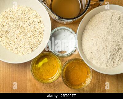 Zutaten für Hafer und Dinkel Soda Brot auf einem Küchentisch ausgelegt Stockfoto