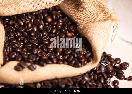 Braune geröstete Kaffeebohnen in Burlap Sack. Stockfoto