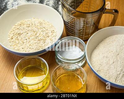 Zutaten für Hafer und Dinkel Soda Brot auf einem Küchentisch ausgelegt Stockfoto