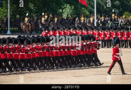 10. Juni 2017. Irish Guards marschieren im schnellen marsch bei der 2017 Colonels Review in Horse Guards Parade, London, Großbritannien vorbei Stockfoto