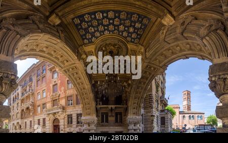 Panorama-Kombination aus Bogengalerie-Decke, mit Steinschnitzereien und gemalten Mustern in Quartiere Coppedè, einer Architektur im Liberty-Stil des 20. Jahrhunderts Stockfoto