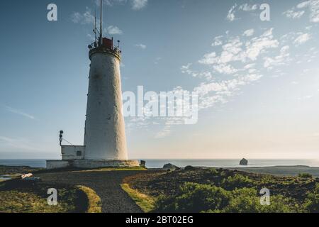 Gunnuhver, Halbinsel Reykjanes. Geothermie-Bereich mit Reykjanesviti oder Reykjanes Leuchtturm, der älteste. Mächtige caldara von Gunnuhver, in der Stockfoto