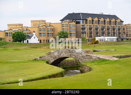 Old Course Hotel, Golf Resort and Spa mit der Swilken Bridge im Vordergrund, Old Course St Andrews, Schottland, Großbritannien Stockfoto