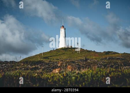 Gunnuhver, Halbinsel Reykjanes. Geothermie-Bereich mit Reykjanesviti oder Reykjanes Leuchtturm, der älteste. Mächtige caldara von Gunnuhver, in der Stockfoto