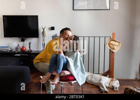 Vater schneidet seiner Tochter die Haare zu Hause, während der Zeit des Aufenthalts zu Hause Lockdown. Stockfoto