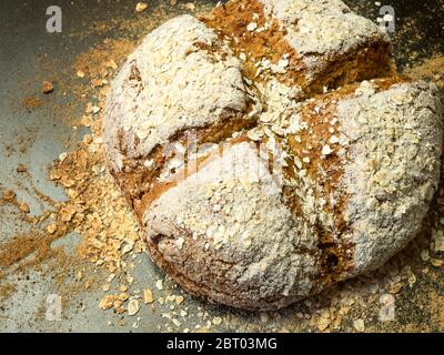 Frisch gebackenes Sodabrot auf einem Backblech Stockfoto