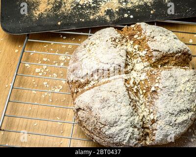 Frisch gebackenes Sodabrot auf einem Draht-Kühlregal Stockfoto