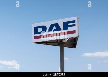 DAF-Logo eines berühmten LKW-Herstellers gegen Himmel und Wolken Stockfoto