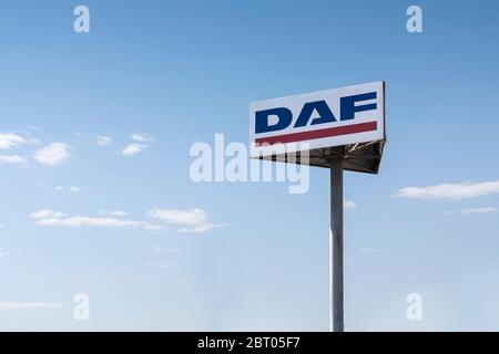 DAF-Logo eines berühmten LKW-Herstellers gegen Himmel und Wolken Stockfoto