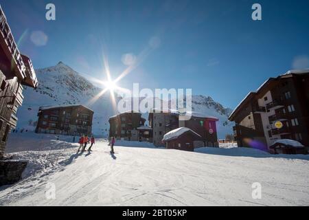 Morgensonne über dem französischen alpinen Skidorf Belle Plagne, Savoie Stockfoto