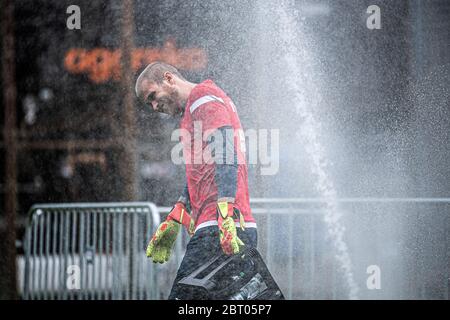 Karlsruhe, Deutschland. 22. Mai 2020. Torwart Sven Müller (KSC) geht durch einen Wasserstrahl. GES/Fußball/2. Bundesliga: Training des Karlsruher SC während der Corona-Krise, 22. Mai 2020 Fußball: 2. Liga: Training des Karlsruher SC während der Corona-Krise, 22. Mai 2020 Quelle: dpa/Alamy Live News Stockfoto
