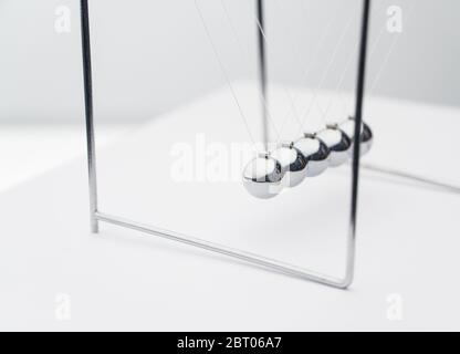 Balancing-Bälle auf weißem Hintergrund. Geschäftskonzept. Newtons Cradle Stockfoto