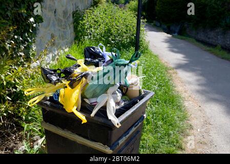 Loose Village, Kent, Großbritannien. Abfalleimer voller Plastiktüten Stockfoto