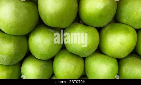 Stapel von grünen Äpfeln Hintergrund Textur. Stockfoto