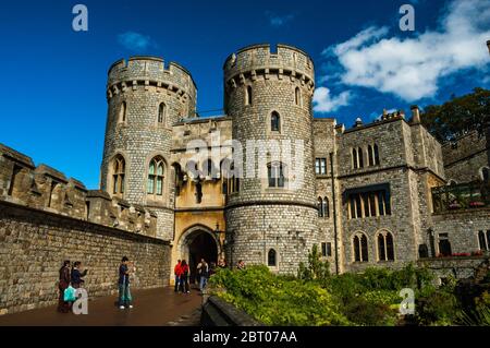 Ein Tor in Windsor Castle um einen Gartenbereich. Stockfoto