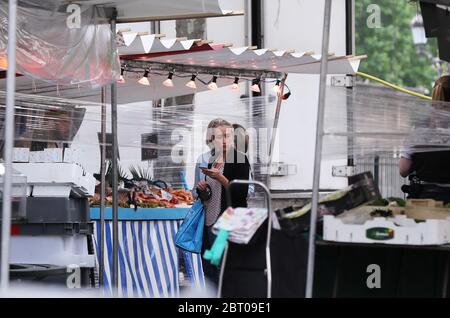Paris, Frankreich. Mai 2020. Eine Frau wird auf einem Open-Air-Markt in Paris, Frankreich, gesehen, 22. Mai 2020. Frankreich hat beschlossen, die verzögerte zweite Runde der Bürgermeisterwahlen am 28. Juni zu organisieren, die Premierminister Edouard Philippe am Freitag als "vertretbar" erklärte, wenn sich die Situation der Coronavirus-Epidemie dagegen wendet. Kredit: Gao Jing/Xinhua/Alamy Live News Stockfoto